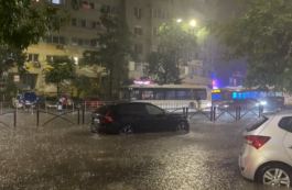 Haos la metrou după furtuna din București. Stația Piața Victoriei 2, inundată. Apa acoperit șinele și a ajuns la peron