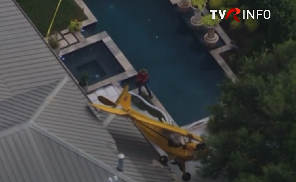 Avion mic a aterizat forțat pe acoperișul unei case din Texas