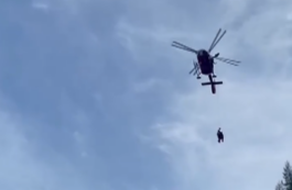 Dosar penal după tragedia din Bucegi. Cei patru alpiniști au căzut în gol după ce s-a rupt coarda. Patru elicoptere au preluat pe rând victimele din vale