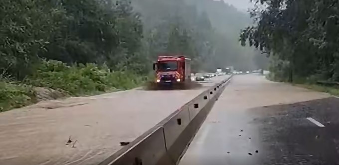 DN1 afectat de inundații și prăbușiri de teren în Prahova după ploi torențiale