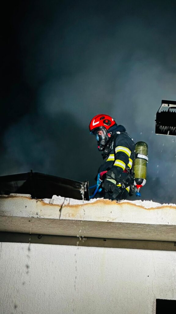Intervenţie de peste opt ore pentru stingerea unui incendiu la şcoala din Iara,  județul Cluj