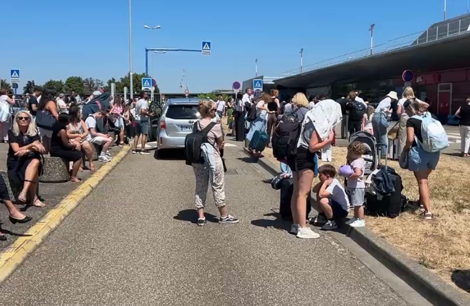 Aeroportul din Strasbourg a fost evacuat din cauza unui bagaj suspect