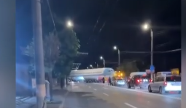 Un avion transportat pe platformă agabaritică a blocat traficul la Cluj-Napoca
