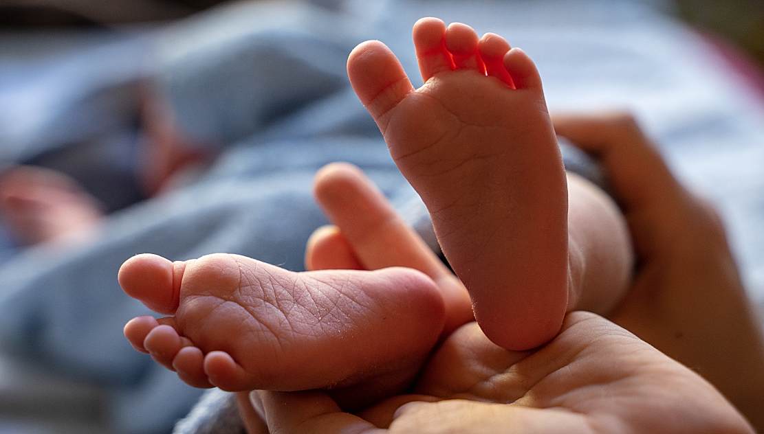 Bebeluș de patru luni agresat de mamă, mama și concubinul arestați preventiv