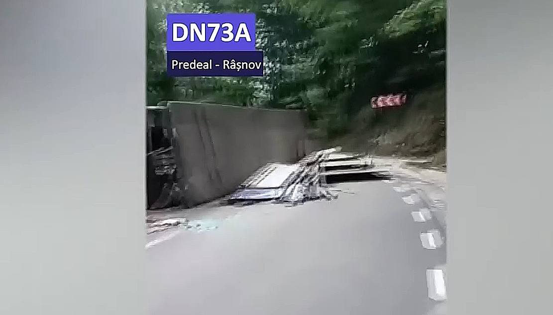 Accident rutier între Predeal și Râșnov: un camion s-a răsturnat, șoferul a refuzat tractarea
