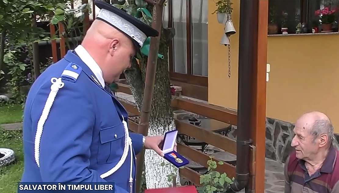 Jandarm din Bacău decorat după salvarea unui bătrân de la înec