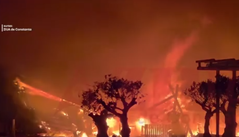Incendiu violent la un beach bar din Mamaia, pagube mari