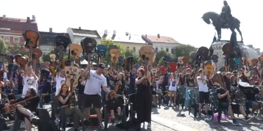 Peste 300 de chitare au răsunat simultan în Piața Unirii din Cluj-Napoca