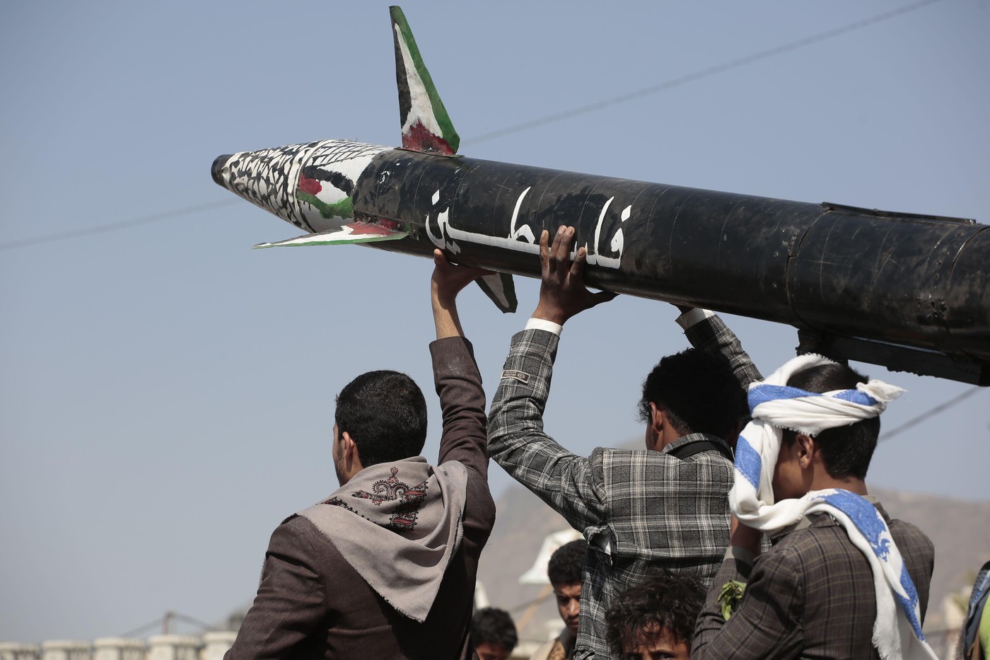 Houthi revendică atacuri asupra instalațiilor petroliere din Arabia Saudită