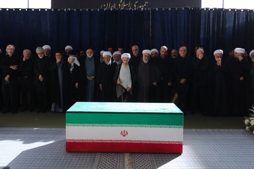 La catafalcul lui Ali Khamenei au venit trei dintre fiii săi, nu și noul lider suprem al Iranului, Mojtaba Khamenei