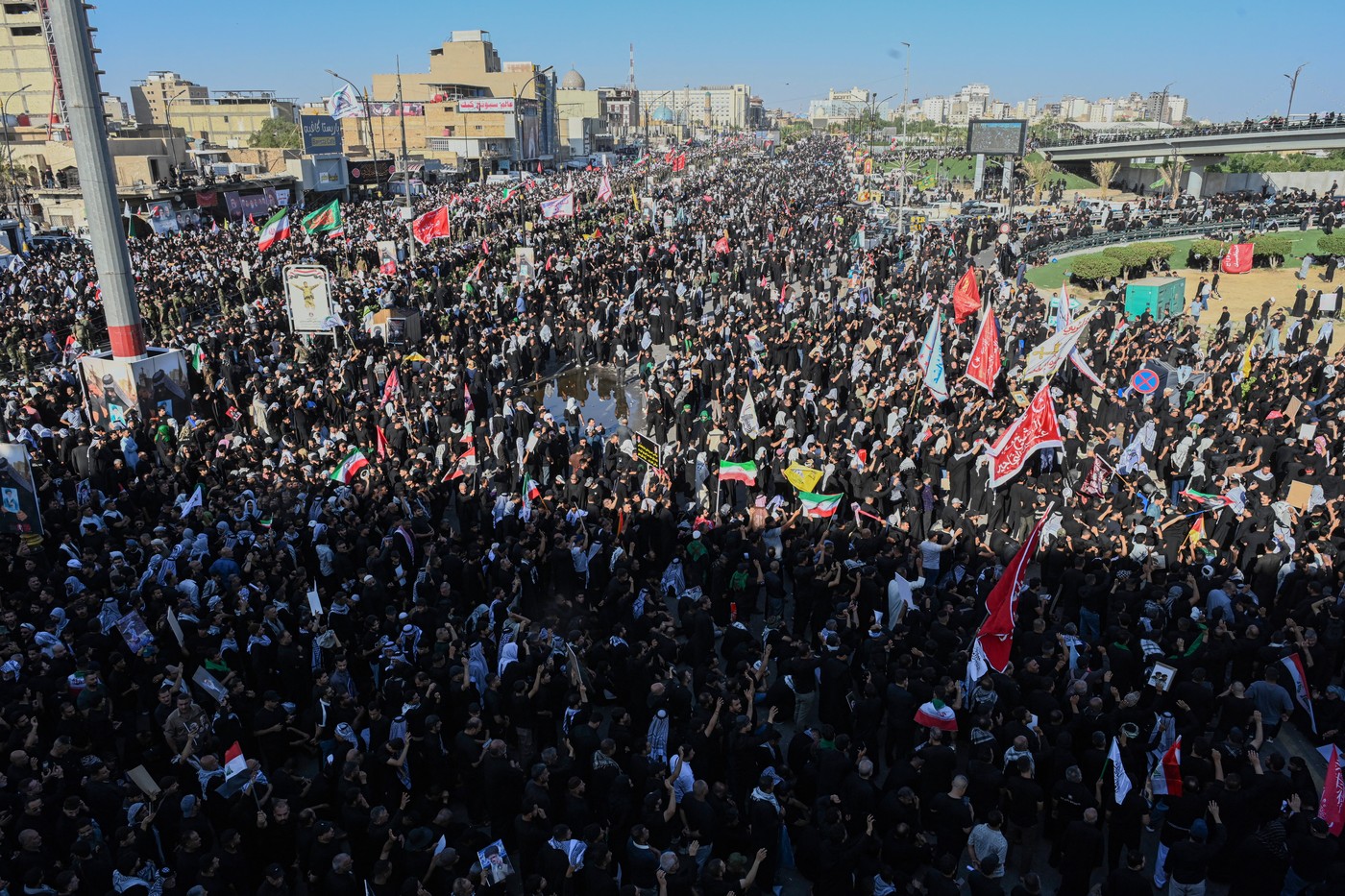 Procesiune funerară la Najaf pentru liderul suprem iranian Ali Khamenei