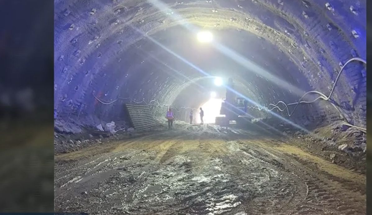 Accident de muncă pe șantierul Autostrăzii A1 Sibiu-Pitești, la construcția unui tunel. Doi muncitori răniți